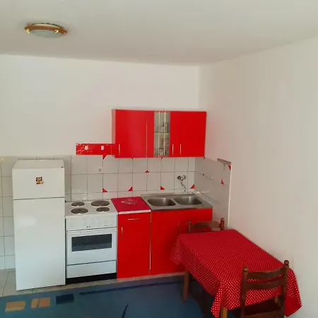 Apartman Domazet شقة